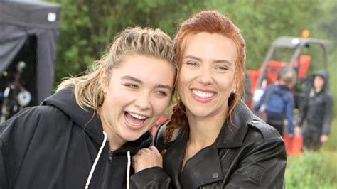 How Scarlett Johansson & Florence Pughs Black Widow ...